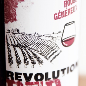 Zoom sur la bouteille de rouge du vin Revolution.
